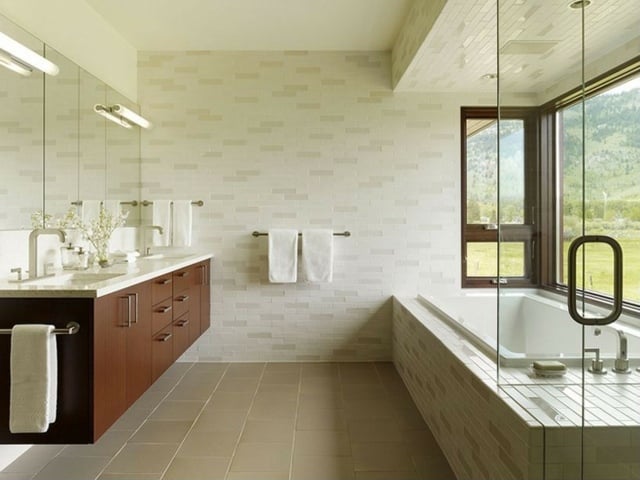 meuble-salle-bains-bois-foncé-carrelage-sol-murs-blanc-cassé
