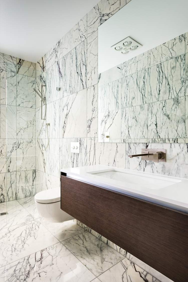 meuble-salle-de-bain-bois-revetement-mural-marbre-baignoire-rectangulaire
