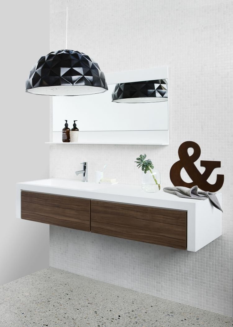 meuble-salle-de-bain-bois-sous-lavabo-robinet-lampe-plafond