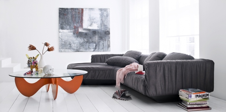 meuble-salon-blanc-canapé-gris-foncé-table-basse-pieds-orange mobilier de salon