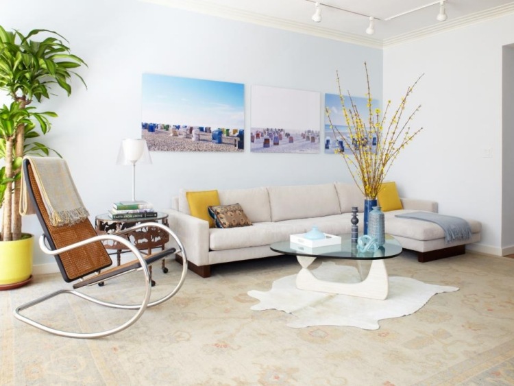 meuble-salon-blanc-canapé-tapis-murs-blancs-tableaux-plantes-chaises-table-appoint