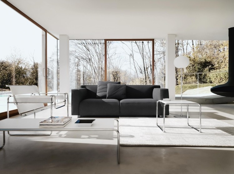 meuble-salon-blanc-grandes-fenêtres-canapé-noir-fauteuil-table-blanc-tapis