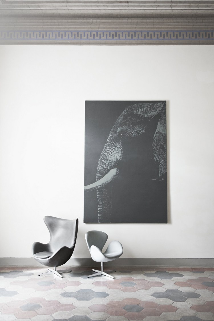meuble-salon-blanc-mur-blanc-tableau-noir-blanc-fauteuil-gris-blanc mobilier de salon