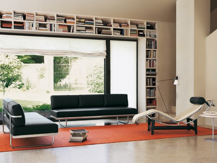 meuble-salon-blanc-murs-canapés-noirs-tapis-rouge-fenêtres mobilier de salon