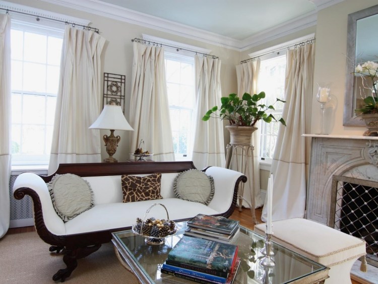 meuble-salon-blanc-méridienne-bois-coussins-cheminée-plantes mobilier de salon