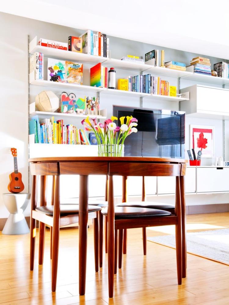 mobilier de salon meuble-salon-blanc-scandinave-bibliothèque-accents-multicolores-table-bois