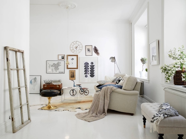 mobilier de salon meuble-salon-blanc-scandinave-murs-blancs-canapé-gris-clair-tapis-peau-vache