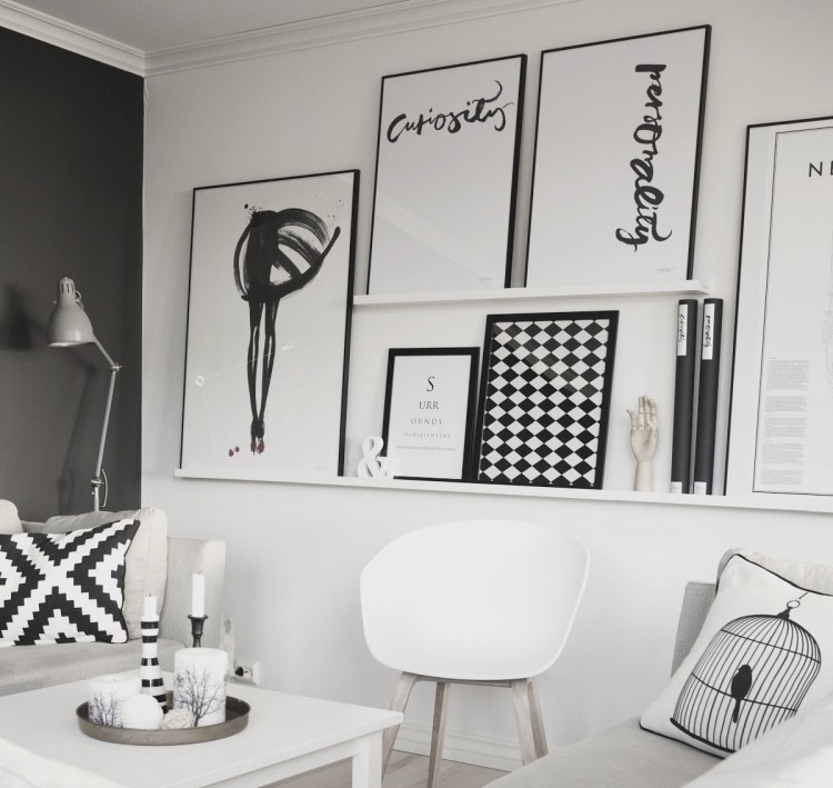 meuble-salon-blanc-scandinave-tableaux-noir-blanc-caise-blanche-accents-noirs
