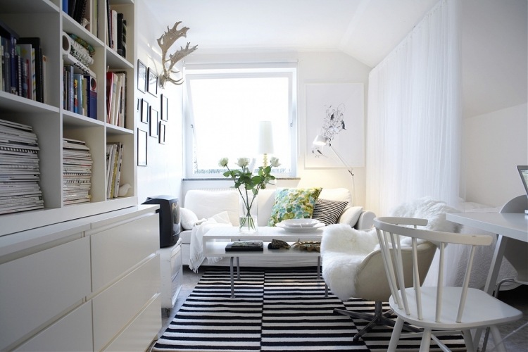 meuble-salon-blanc-scandinave-tapis-rayures-canapé-fauteuil-blanc mobilier de salon