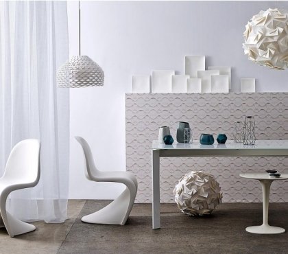 meuble-salon-blanc-suspensions-chaises-table-manger-panneau-mural-blancs