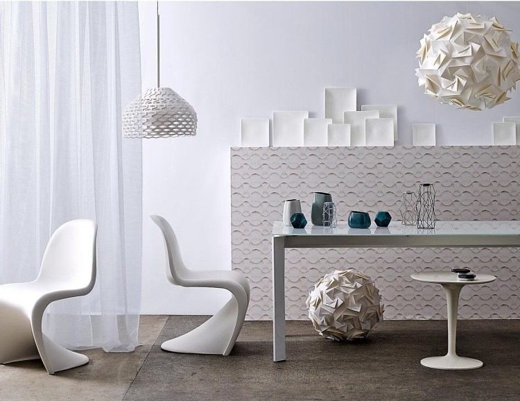meuble-salon-blanc-suspensions-chaises-table-manger-panneau-mural-blancs mobilier de salon
