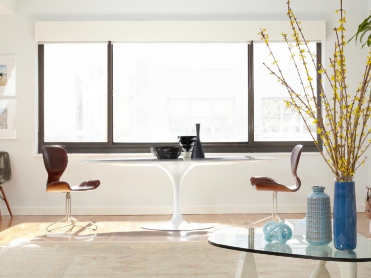 meuble-salon-blanc-table-tulipe-blanche-chaises-cuir-marron-accents-vases-bleus