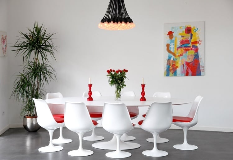 meuble-salon-blanc-table-tulipe-chaises-blanches-rouge-suspension mobilier de salon