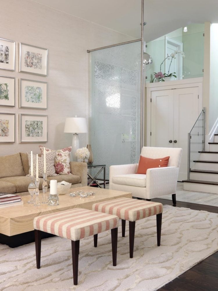 meuble-salon-blanc-traditionnel-table-basse-bois-fauteuil-blanc-tableaux-paroi-verre