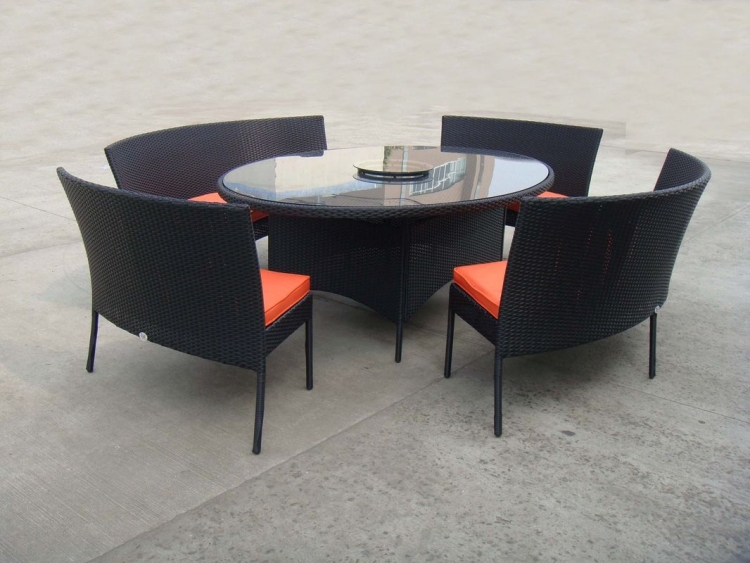 meubles-de-jardin-coin-repas-table-ronde-galettes-chaises-orange