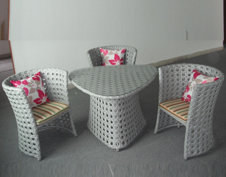 meubles de jardin table-plateau-verre-chaises-coussins