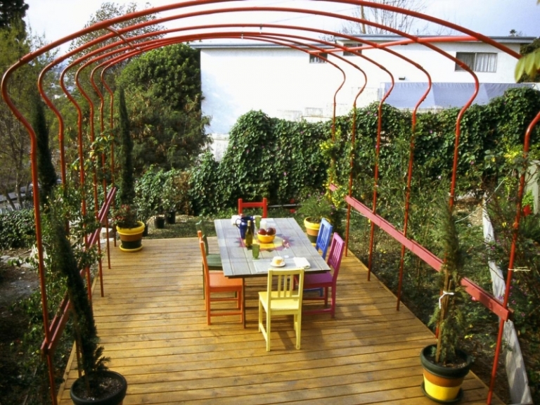 meubles-décoration terrasse jardin chaises couleurs pergola métal