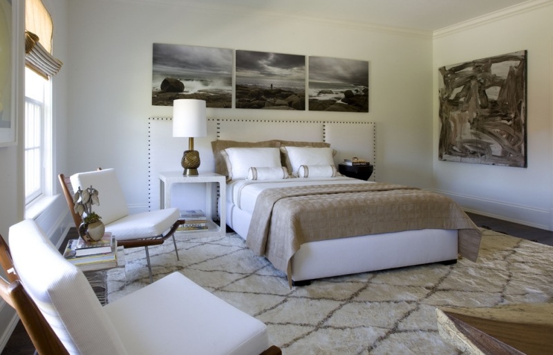 meubles-tête-lit-tapis-déco-murale-chambre-blanche-beige