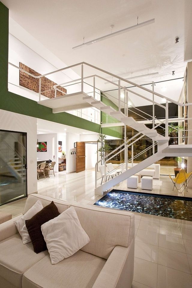 mezzanine-superbe-blanc-escalier-moderne-blanc-palier