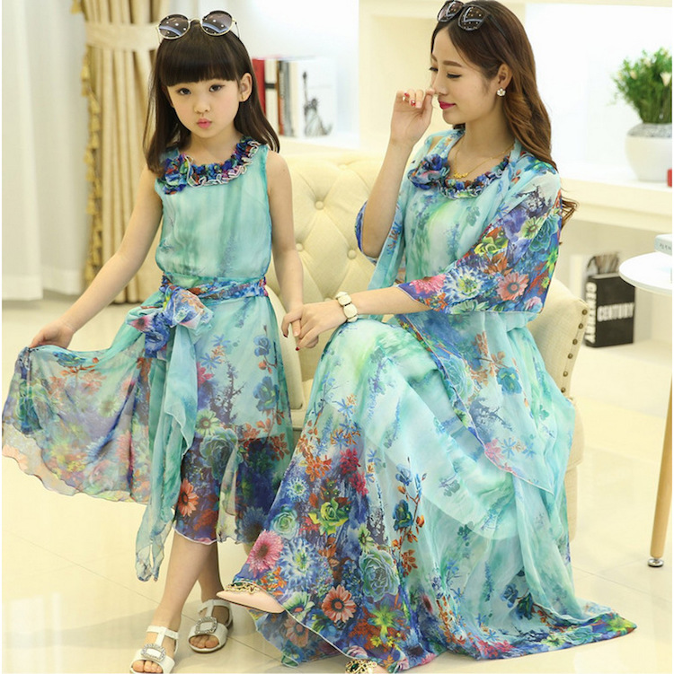 mode-femme-fillette-assorties-robes-chiffon-bleu-motifs-floraux
