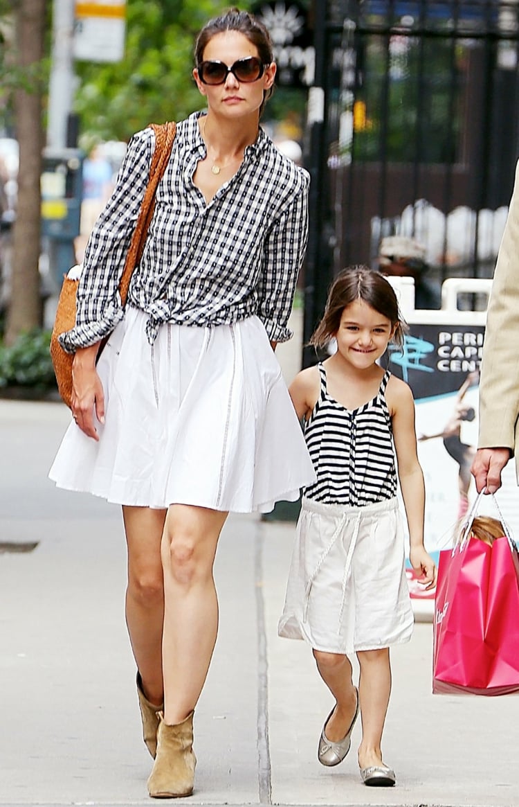 mode-femme-fillette-pareil-Katie-Holmes-chemise-top-motifs-géométriques-jupe-blanche