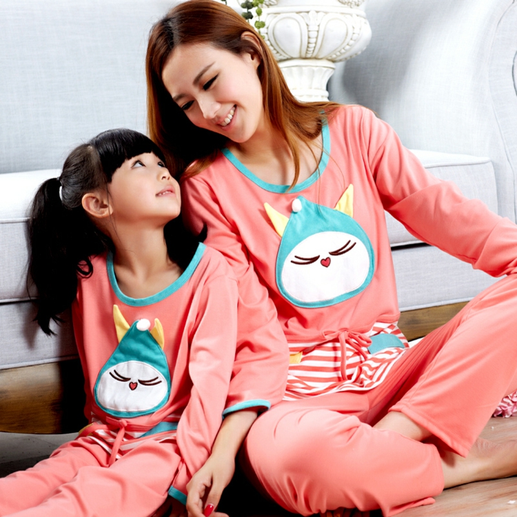 mode-femme-fillette-pareil-pijamas-couleur-corail-motifs-pinguins