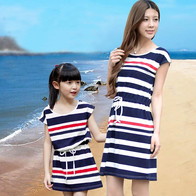 mode-femme-fillette-pareil-robe-plage-rayures-horizontales-bleu-rouge-blanc