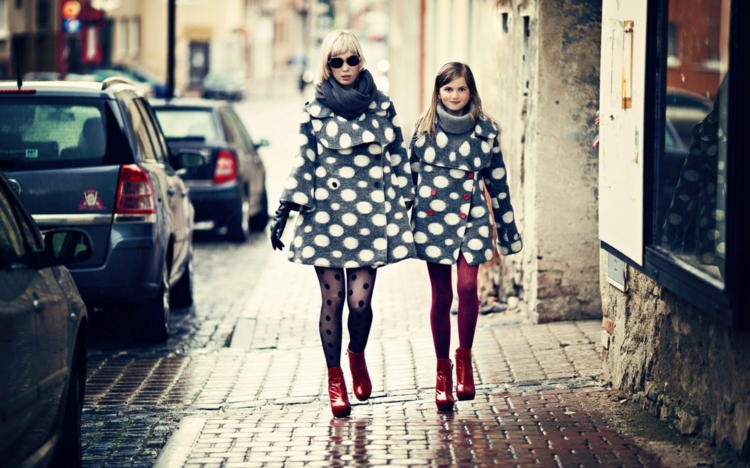 mode-femme-fillette-pareil-écharpe-chaussures-talons-rouges-manteau-gris-pois
