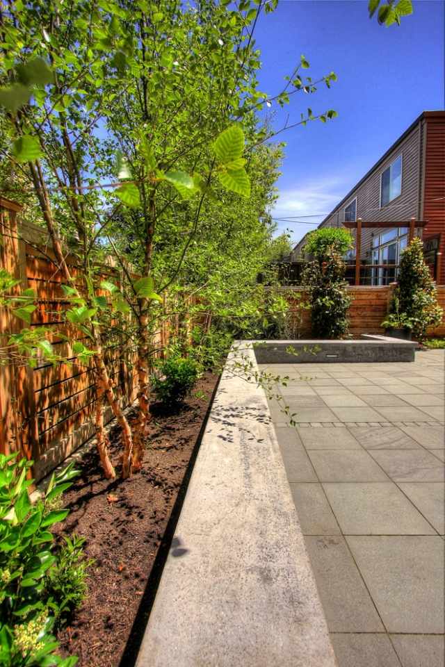 mur-anti-bruit-jardin-clôture-bois-plantes-vertes mur anti-bruit