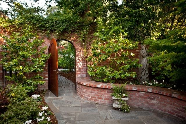 mur-anti-bruit-jardin-mur-brique-plantes-grimpantes mur anti-bruit