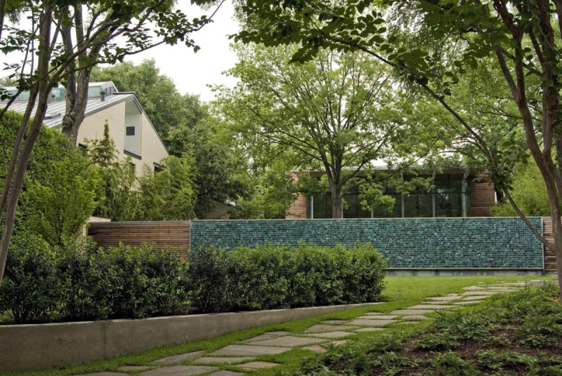 mur clôture gabion allee-jardin-vegetation-abondante