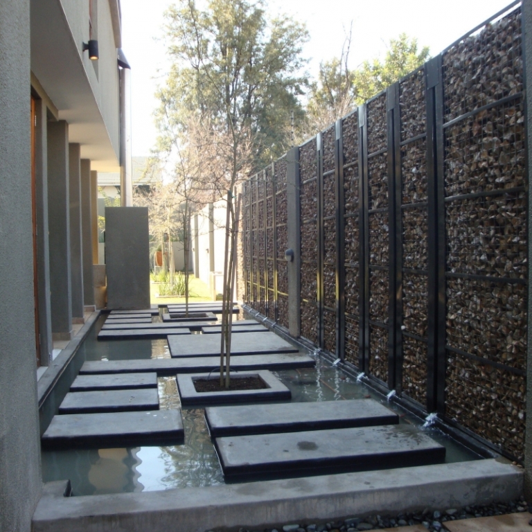 mur clôture gabion pas-japonais-bassin-arbre