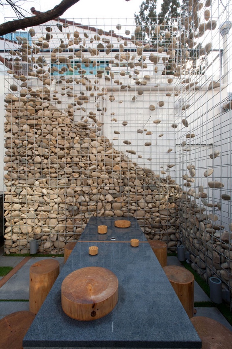 mur-gabion-design-exclusif-rempli-pierres-flottant-dans-aires