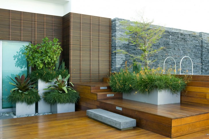 mur-gabion-terrasse-moderne-bois-gabion-ardoises-grises-plantes-vertes