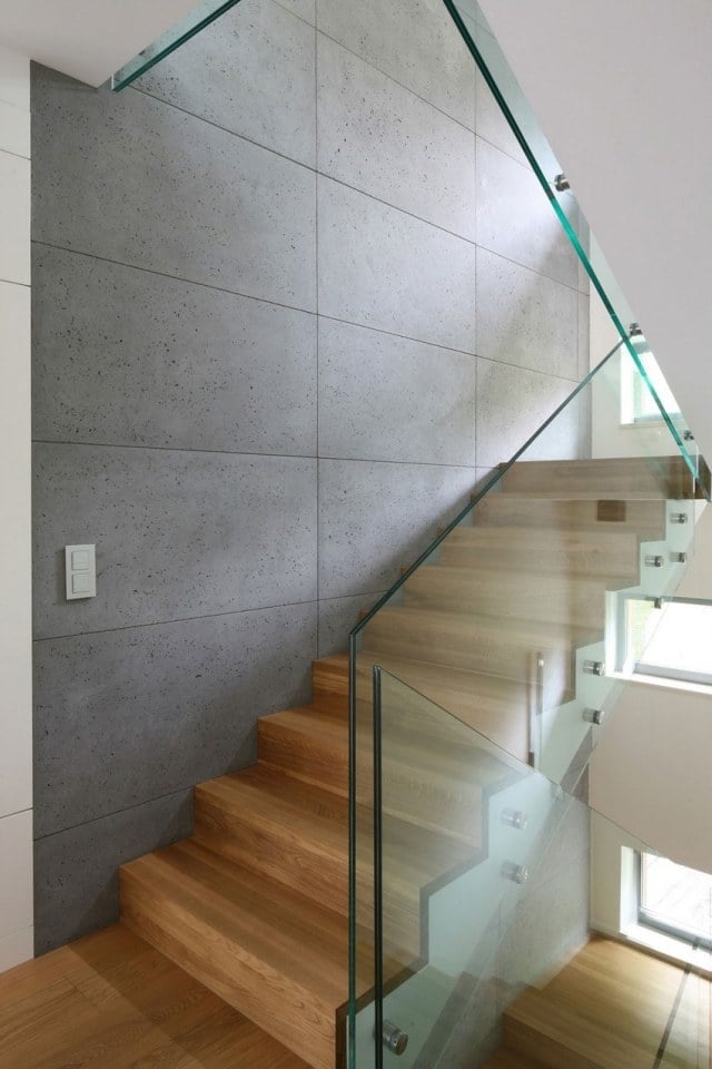 murs-aspect-béton-brut-escalier-bois-garde-corps-verre