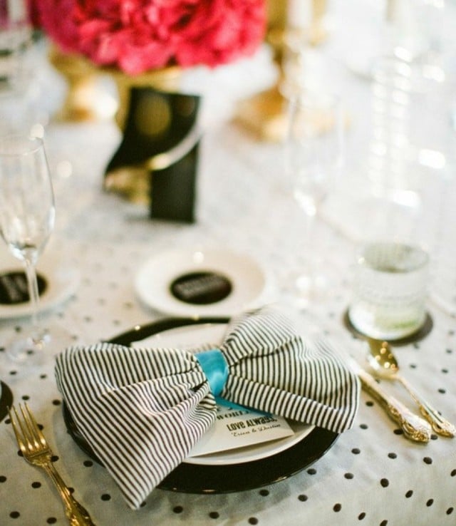 nappe-table-pois-serviette-noeud-rayée-assiettes-noir-blanc