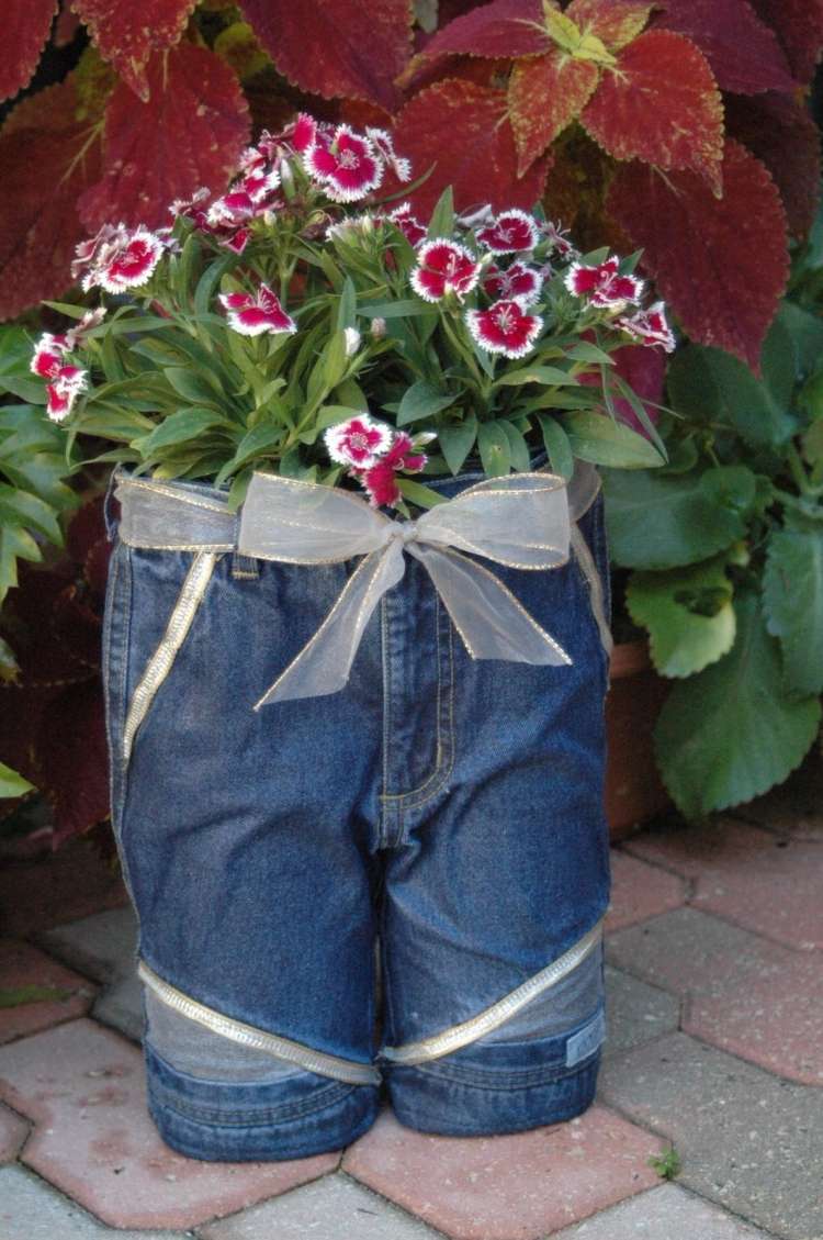 objet-deco-jeans-recycle-pot-fleurs-oeillets-jardin