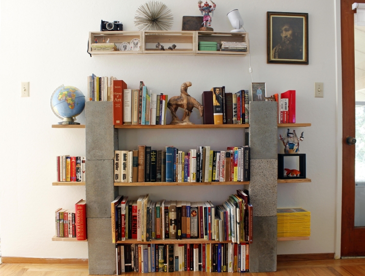 parpaing creux planches bois-bibliothèque-livres-DIY