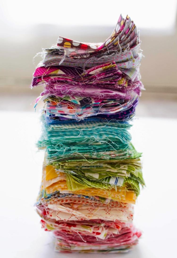 patchwork-facile-chutes-tissu-multicolores-carré patchwork facile