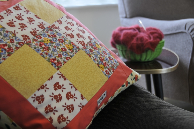 patchwork-facile-coussin-décoratif-pièces-jaune-rose-motifs-floraux