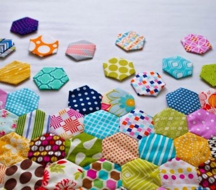patchwork-facile-hexagones-motifs-fleurs-pois-imprimés
