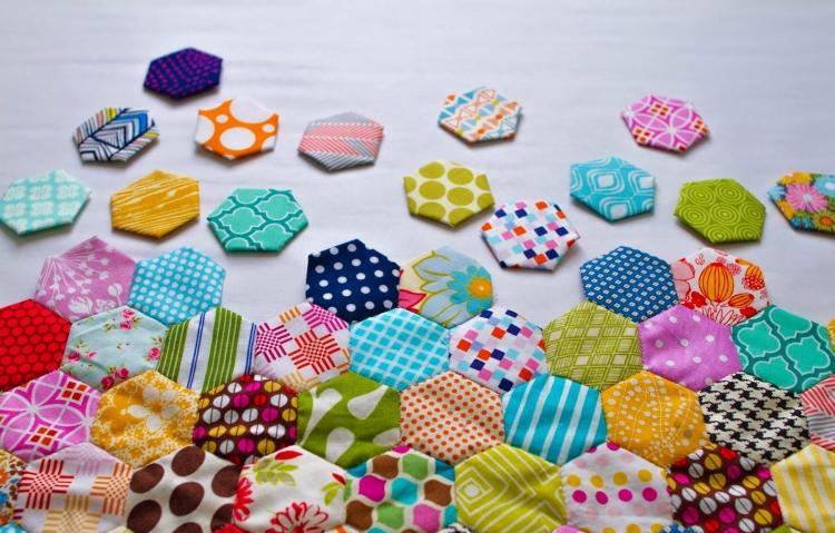 patchwork-facile-hexagones-motifs-fleurs-pois-imprimés patchwork facile
