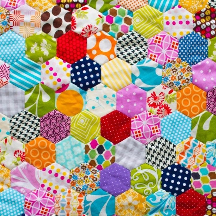 patchwork-facile-motifs-exagones-tissu-motifs-couleurs patchwork facile