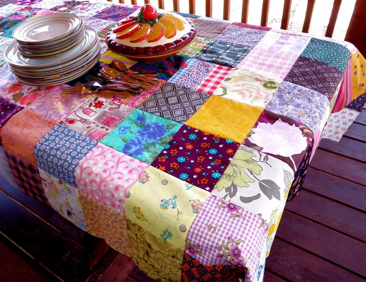patchwork facile -nappe-table-motifs-floraux-multicolores