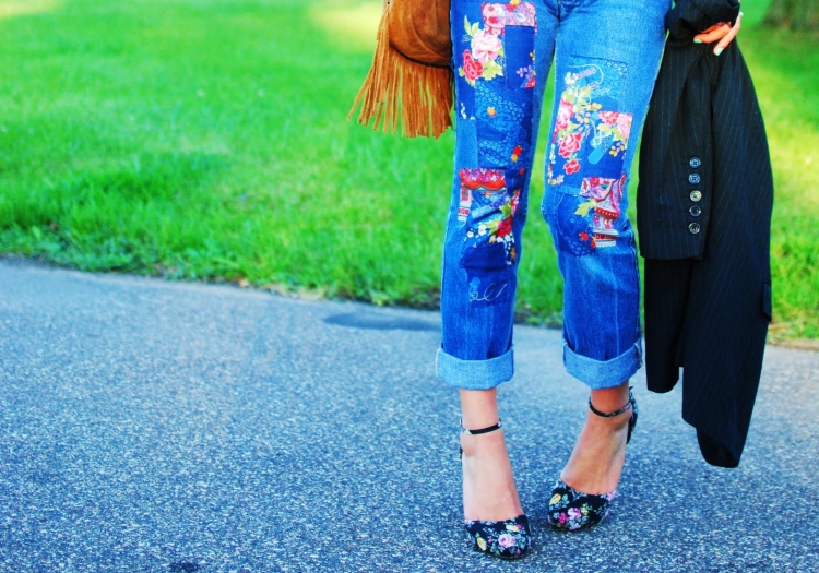 patchwork-facile-paire-jeans-pièces-fleurs-chaussures-talons-fleurs patchwork facile