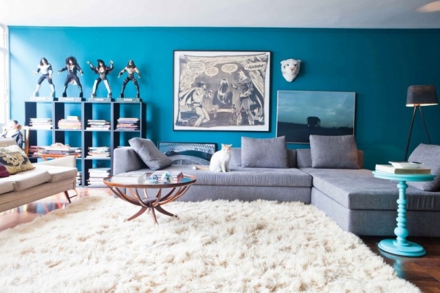 peinture-murale-bleue-tapis-blanc-poil-long-déco-salon-design