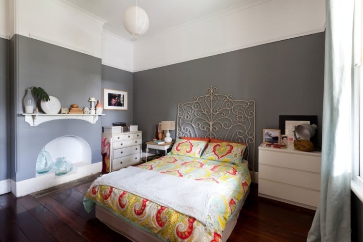 peinture-murale-grise-chambre-coucher-armoire-rangement-etageres