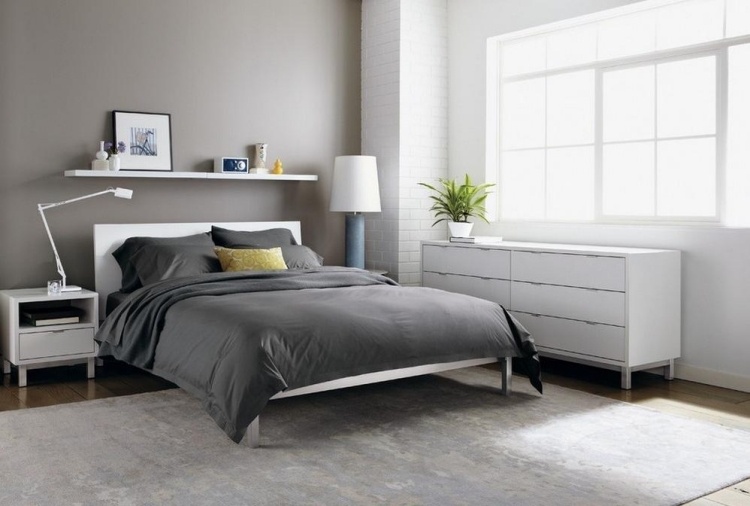 peinture-murale-grise-chambre-coucher-armoire-rangement-lampe-poser