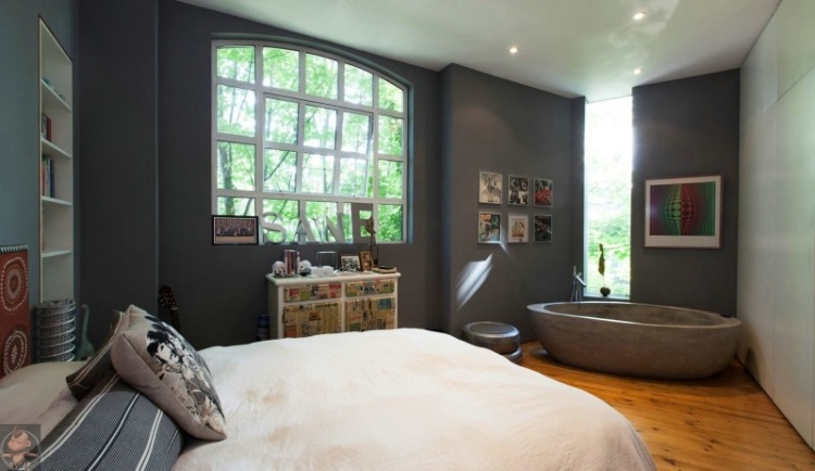 peinture-murale-grise-chambre-coucher--baignoire-revetement-sol-parquet