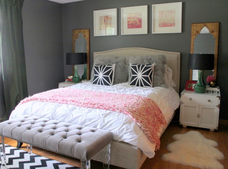 peinture-murale-grise-chambre-coucher-coussins-tapis-motif-damier